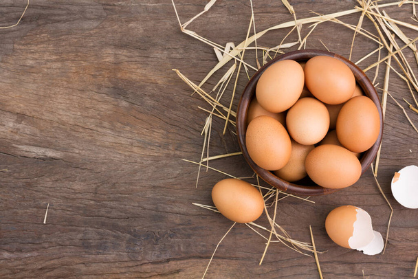 Курячі яйця в дерев'яній мисці Ферма свіжі органічні яйця, покладені на сільське дерево
 - Фото, зображення