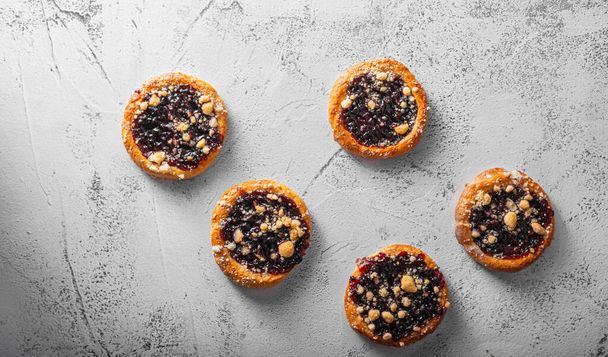 Delicious mini pies filled with jam plum jam - Φωτογραφία, εικόνα