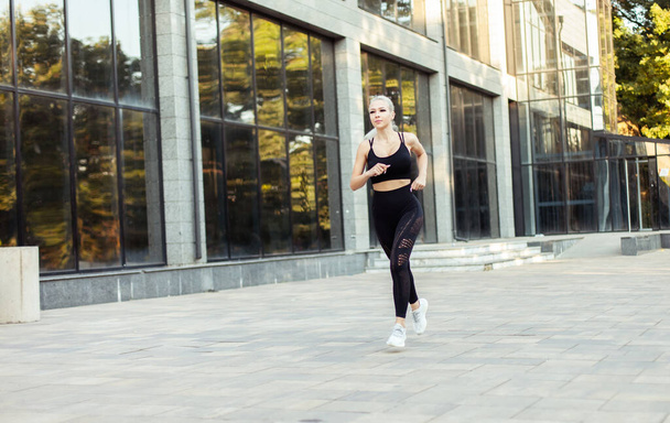 Fitness žena běhá venku. Zdravý životní styl - Fotografie, Obrázek
