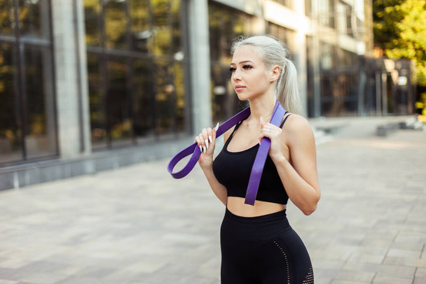 Fitness Frau mit Fitness Gummibändern im Freien - Foto, Bild