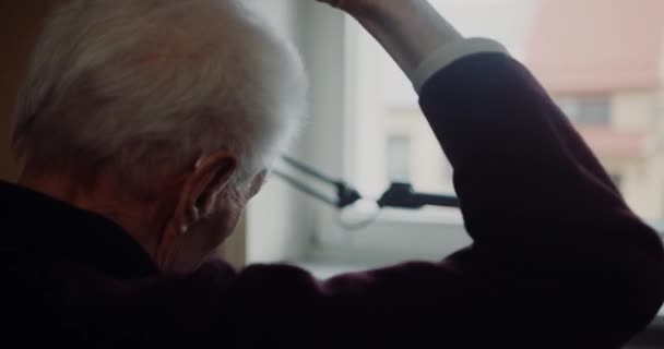 Idős nyugdíjas idős férfi egyedül otthon - Felvétel, videó