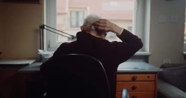 Γέρο συνταξιούχος ηλικιωμένος άνδρας μόνος στο σπίτι - Πλάνα, βίντεο