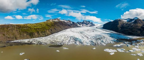 Aerial panoramic view of the Skaftafell glacier, Vatnajokull National Park in Iceland. - Foto, imagen