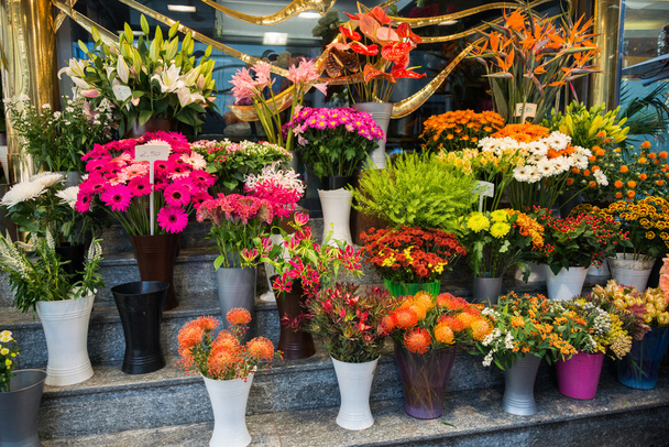 Utca virágüzlet színes virágokkal - Fotó, kép
