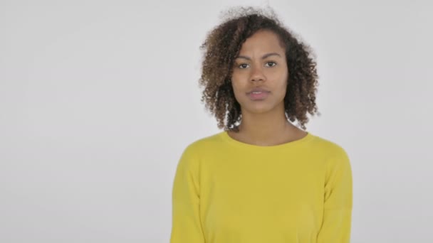 Αφρικανική γυναίκα κρατώντας προϊόν στο χέρι σε λευκό φόντο  - Πλάνα, βίντεο