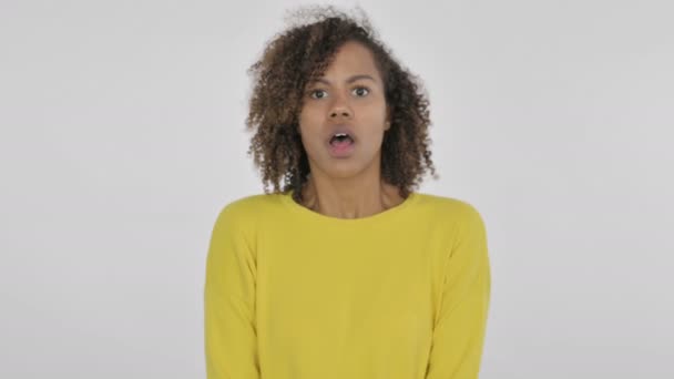 Африканська жінка відчуває наляканий, наляканий на білому тлі
  - Кадри, відео