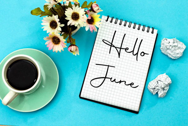 привіт концепція червня на блокноті з паперами і трояндами квіти і чашка кави ізольовані на синьому
  - Фото, зображення