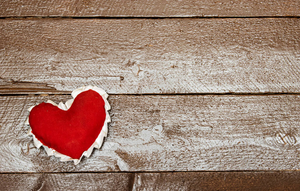 Rotes Herz auf Holztisch, Gesundheit, Liebe, Organspende, Achtsamkeit, Wohlbefinden, Familienversicherung und CSR-Konzept, Weltherztag, Weltgesundheitstag, Nationaler Organspendertag, Gebetskonzept - Foto, Bild