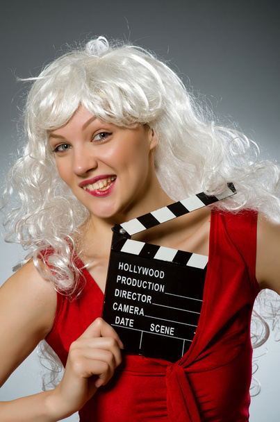 Szőke nő filmtáblával - Fotó, kép