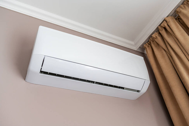 White air conditioner on the wall in the room. - Foto, Imagem
