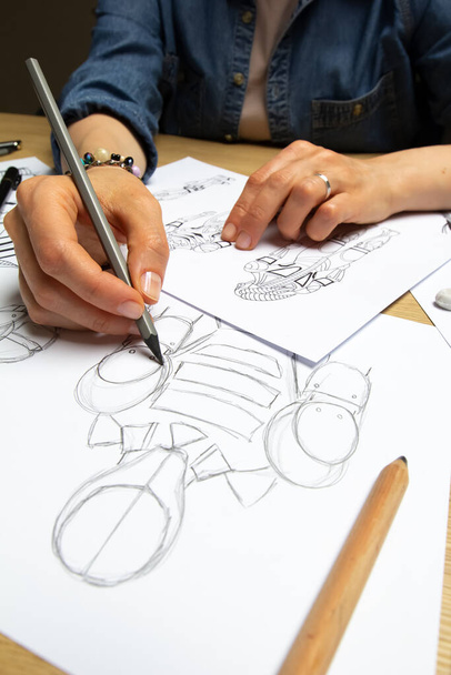 O ilustrador desenha esboços de personagens robôs de jogos de computador. O artista cria um design de cyborgs. Arte conceitual. - Foto, Imagem