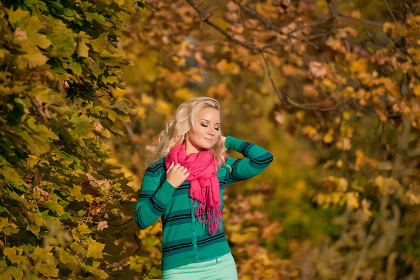 Портрет молодой блондинки осеннего цвета - Фото, изображение