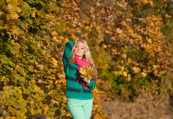 молодая блондинка осеннего цвета
 - Фото, изображение