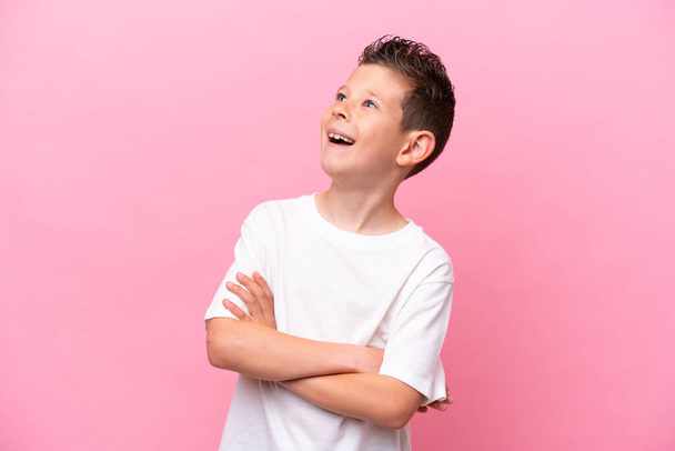 Petit garçon caucasien isolé sur fond rose heureux et souriant - Photo, image