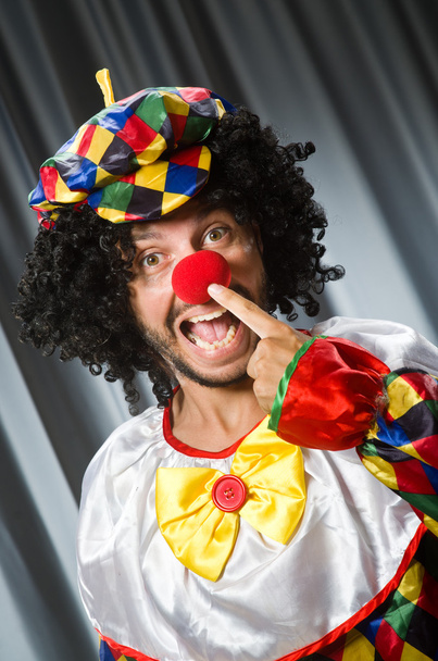 drôle clown dans humour concept contre rideau - Photo, image
