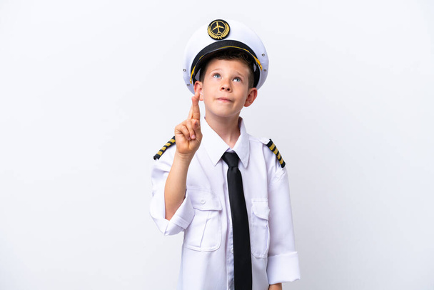 Pequeno piloto de avião menino isolado no fundo branco com dedos cruzando e desejando o melhor - Foto, Imagem