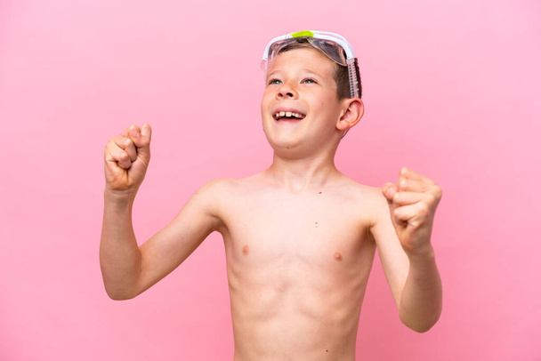 Kis kaukázusi fiú visel búvárszemüveg elszigetelt rózsaszín háttér - Fotó, kép