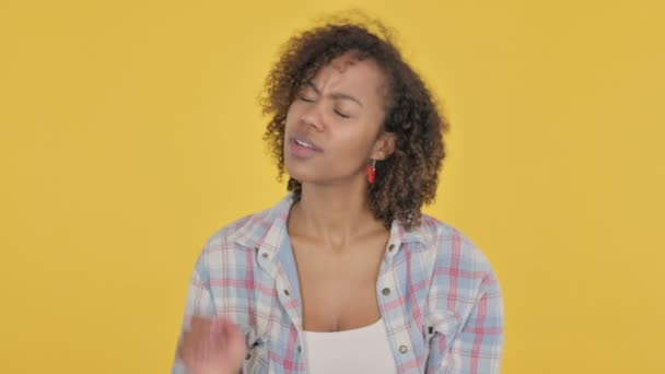 Disappointed African Woman Reacting Loss on Yellow Background  - Filmagem, Vídeo