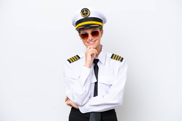 Samolot biały pilot kobieta izolowana na białym tle z okularami i uśmiechnięty - Zdjęcie, obraz