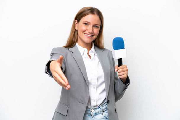 Jovem caucasiano apresentador de tv mulher isolada no fundo branco apertando as mãos para fechar um bom negócio - Foto, Imagem