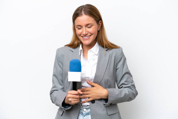 jong Kaukasische tv presentator vrouw geïsoleerd op witte achtergrond glimlachen veel - Foto, afbeelding