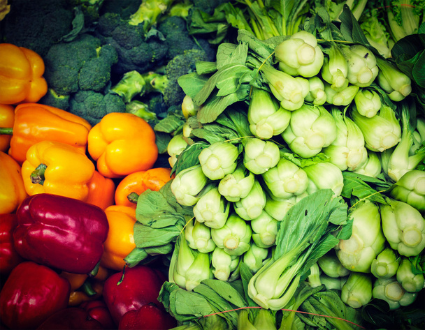 Primeros planos de las verduras en el mercado asiático
 - Foto, Imagen