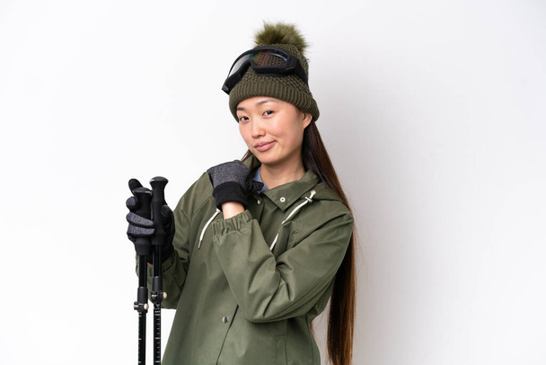 白地に冬のジャケットを身に着けている若い中国人女性は誇りと自己満足 - 写真・画像