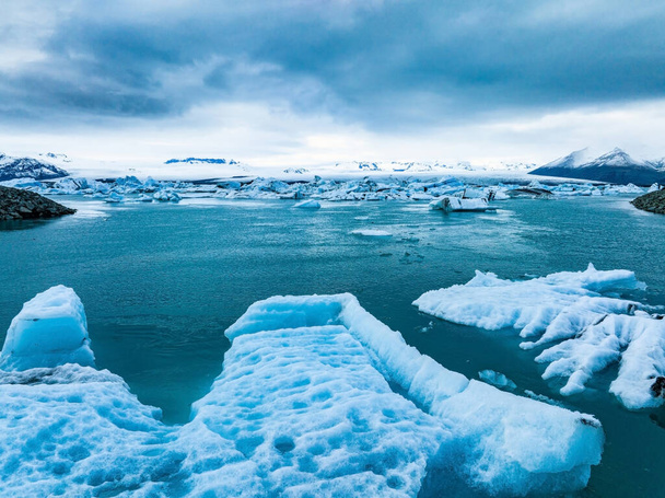 Landschappelijk uitzicht op ijsbergen in de Jokulsarlon gletsjerlagune, IJsland, in de schemering. Vintage stijl effect. Beroemde gletsjerlagune in Jokulsarlon in IJsland. - Foto, afbeelding