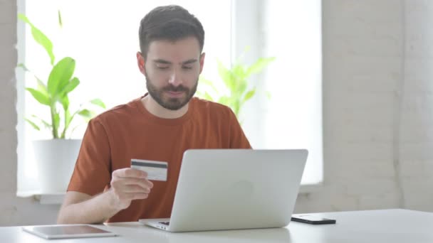 Creative Young Man Having Online Payment Problem on Laptop - Video, Çekim