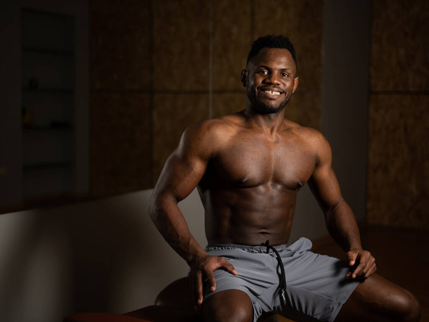 Handsome afro american shirtless man posing in the gym - Zdjęcie, obraz