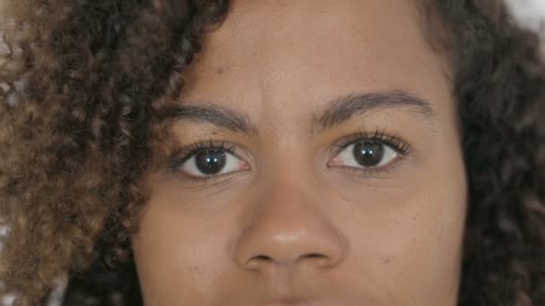 Ojos parpadeantes de una joven africana - Metraje, vídeo