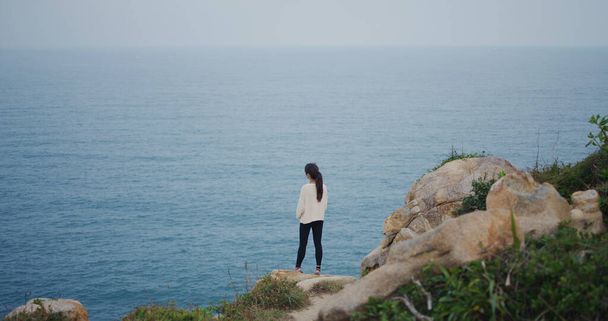 Vrouw genieten van het uitzicht op zee - Foto, afbeelding