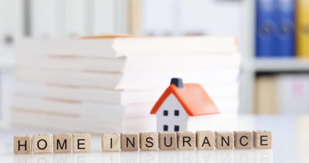 Texto documentos de seguro de hogar y protección de la propiedad. Excelente servicio de seguros de propiedad y concepto de seguridad - Metraje, vídeo