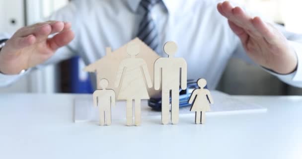 Rodinné pojišťovny chrání rodinu a majetek. Pojištění majetku a bezpečnost a zdraví lidí - Záběry, video