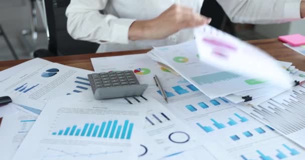 Empresaria genera informes financieros de negocios de la investigación estadística de marketing. Gráfico de negocio y concepto de desarrollo empresarial - Metraje, vídeo