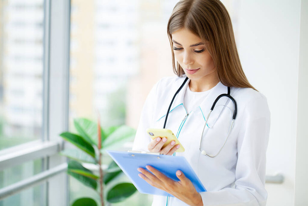 Lääketieteellinen kaunis naislääkäri valkoisessa takissa stetoskoopilla - Valokuva, kuva