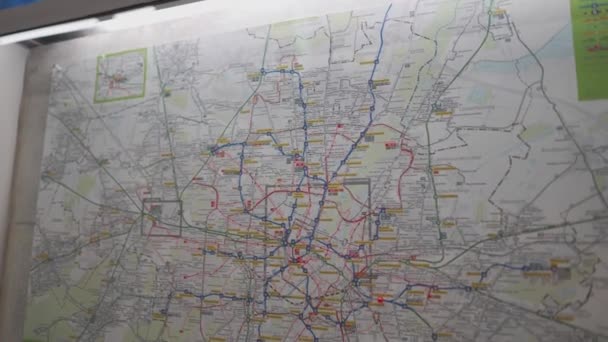  Németországba. Közlekedési térkép az összes tömegközlekedés Münchenben a peronon a metró. Utazási koncepció. Térkép üveg mögött egy metróállomáson Münchenben - Felvétel, videó