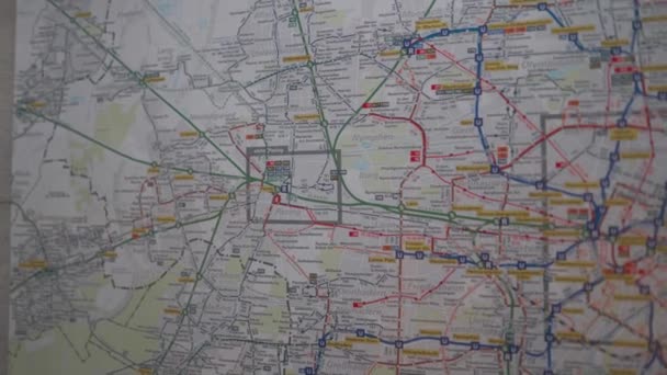  Saksaan. Liikennekartta kaikki julkisen liikenteen Münchenissä laiturilla metrossa. Matkakonsepti Kartta lasin takana Münchenin metroasemalla - Materiaali, video