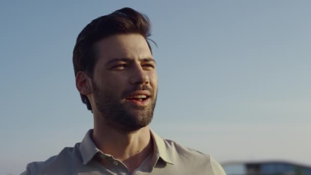 Sexy chlap se venku usmívá. Portrét mladého muže, smějící se na modré obloze. Veselý kavkazský model pózující si užívá letní dovolenou na víkendovém letovisku. Koncept krásy štěstí. - Záběry, video