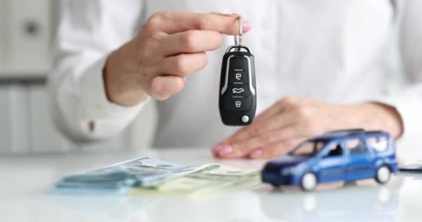Auto dealer overhandigt auto alarm sleutel. Verkoop, verhuur en leasing van voertuigen - Video