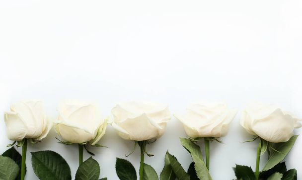 Квіткова композиція. Каркас з білих квітів на білому тлі. День святого Валентина, день матері та концепція жіночого дня. Плоский прошарок, вид зверху
. - Фото, зображення