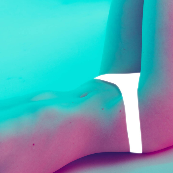 Imagem de close-up do corpo feminino viscoso, barriga isolada sobre fundo estúdio azul. Seguir uma dieta saudável. Conceito de beleza natural, cuidados com o corpo e a pele, saúde, spa, bem-estar, cosméticos, ad - Foto, Imagem