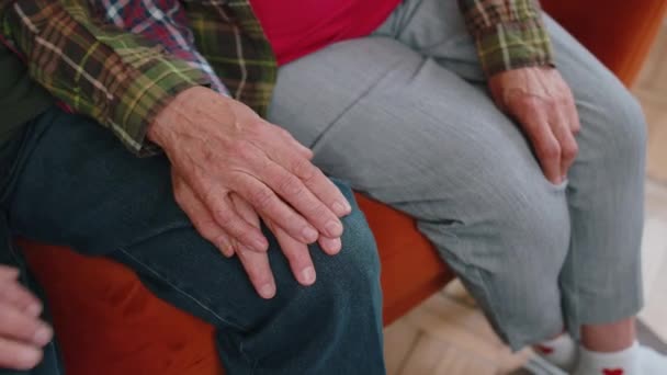 close-up van zorgzame bejaarde grootmoeder vrouw vasthouden handen ondersteunen senior grootvader man geven empathie zorg liefde, oud getrouwd grootouders paar samen twee man en vrouw hoop begrip - Video