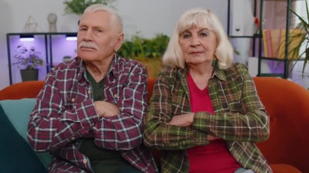 Unzufriedene verärgerte ältere ältere Familienpaare Großeltern Mann Frau reagiert auf unangenehme schreckliche Idee, unzufrieden mit schlechter Qualität, Kopfschütteln Nein, Idee ablehnen, nicht wie Vorschlag auf Couch zu Hause - Filmmaterial, Video