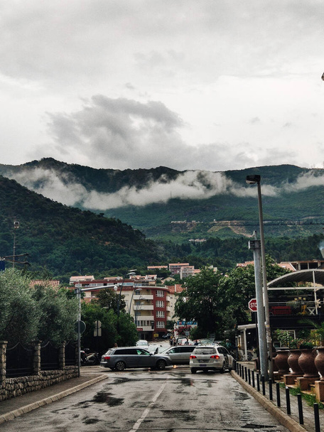 Θέα στην πόλη με βουνά μετά τη βροχή στη Μπούντβα του Μαυροβουνίου - Φωτογραφία, εικόνα