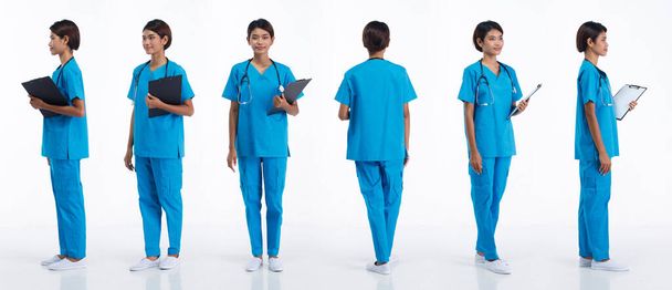 Pleine longueur 20s jeune asiatique infirmière femme porter stéthoscope ; uniforme bleu, 360 face avant vue arrière. Hôpital femelle transporter patient dossier données heureux sourire sur fond blanc isolé - Photo, image