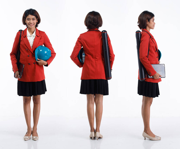 Volledige lengte jaren '20 jonge Aziatische ingenieur architect Vrouw dragen hardhat, 360 voorzijde achteraanzicht. Client business vrouw dragen blauwdruk buis gelukkig glimlach over witte achtergrond geïsoleerd - Foto, afbeelding