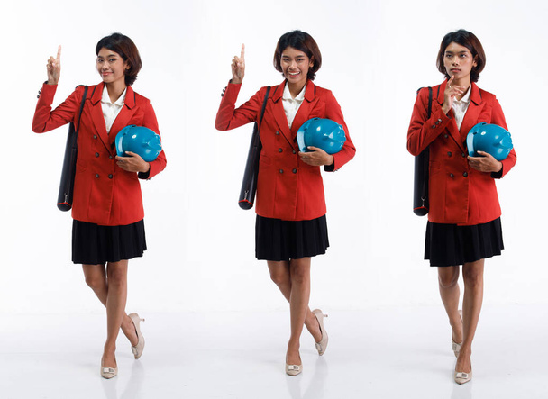Młoda azjatycka architekt inżynier, kobieta nosi twardy kapelusz, pokazuje pustą dłoń wow. Klient biznes kobieta nosić projekt rury szczęśliwy uśmiech na białym tle odizolowany - Zdjęcie, obraz