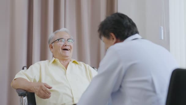 Lékař a pacient diskutují o konzultaci o symptomu problém diagnostiky onemocnění mluvit s pacientem - Záběry, video