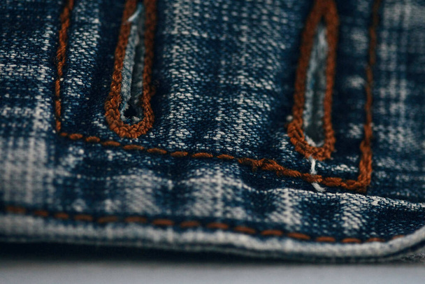 Jeans denim texture gros plan, mise au point un seul point, fond d'écran bleu doux - Photo, image